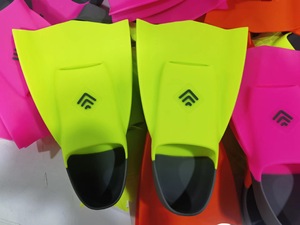 Aletas de natación de silicona Xinyixuan, antideslizantes, cómodas para buceo y deportes acuáticos. - Product Image 4