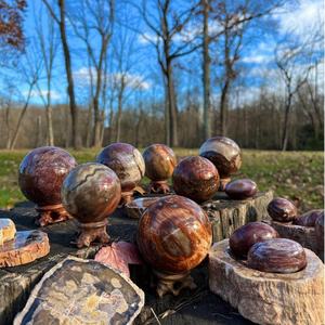 Vente en gros CrystalHola : Boules de bois pétrifié de haute qualité, tendance mode, sculptées à la main, décor bohème, éducatives - Product Image 5