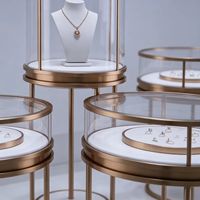 Vitrine à bijoux durable et écologique avec éclairage LED, construction en verre et bois massif, personnalisable pour les magasins de détail