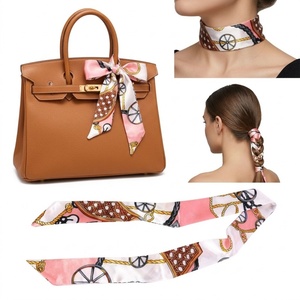 Écharpe vintage à motif de roue de charrette et ruban rose pour cheveux tressés et sac en cuir - Product Image 1