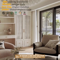Dressing moderne crème avec îlot central et étagères vitrées, directement de l'usine pour les chambres de luxe aux États-Unis
