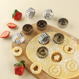 Ensemble de <span class=keywords><strong>d</strong></span>écoupoirs à biscuits rainurés sur le thème de Noël avec cavité pour confiture, parfait pour remplir de confiture de fraises ou de <span class=keywords><strong>framboises</strong></span> - Product Image 2