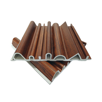 Film PVC laminé imperméable au feu grands panneaux de revêtement mural wpc pour la décoration murale intérieure