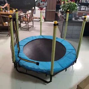 Trampolin bekas di rumah kebugaran JLC jaring pelindung anak-anak trampolin air tiup