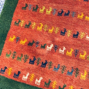 Alfombra de Lana Anudada a Mano al por Mayor de Fábrica, Color Rojo Óxido con Borde Verde Oscuro, Patrón de Ciervo para Decoración de Pisos, 82*128cm - Product Image 2