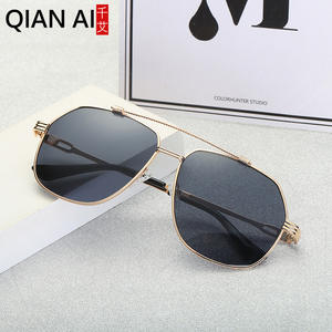 Lunettes de soleil irrégulières Qian Ai, monture dorée, verres en acrylique, unisexe, protection UV 100 % pour la conduite et la mode - Product Image 1