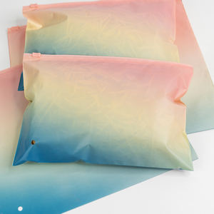 Bolsa con cierre de cremallera ecológica reciclable con degradado de color, bolsas de plástico con cierre zip personalizadas con logotipo para camisetas, calcetines y zapatos - Product Image 1