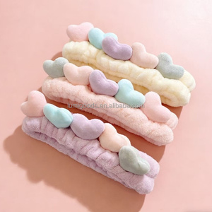 Diadema elástica de franela y forro polar de coral con diseño de corazón, antideslizante y reutilizable para niñas, ideal para yoga y spa. - Product Image 6