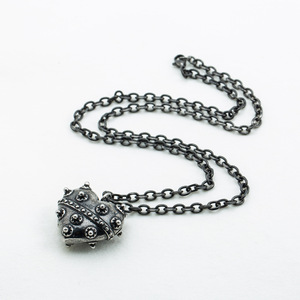 Collar Unisex con Colgante de Corazón con Tachuelas 3D de Acero Inoxidable, Estilo Punk Oscuro Europeo - Product Image 1