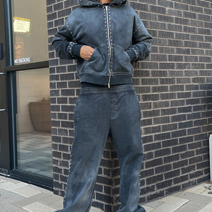 Conjunto Deportivo Personalizado para Hombre en Felpa Técnica, Sudadera con Capucha y Pantalones de Alta Calidad con Pedrería y Lavado Ácido - Product Image 1