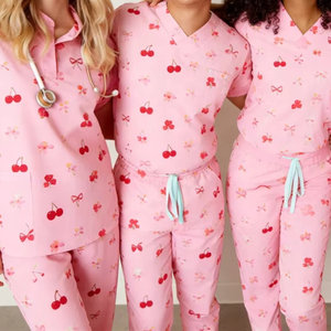 Ensemble de Blouses Médicales Personnalisées Saint-Valentin Imprimées, Extensibles, Respirantes, Unisexe, Motif Cœur, 3 Poches, Hauts d'Infirmière – Vente en Gros - Product Image 1