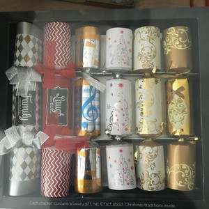 Bữa tiệc Giáng sinh 2025 sắp tới sẽ có những câu chuyện cười hài hước mà không có hình ảnh, cũng như những món quà Câu Đố trang trí Giáng sinh. - Product Image 5