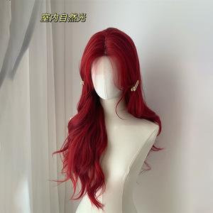Peluca larga y rizada roja Mera con flequillo lateral de 65 cm, línea de cabello natural, peluca completa de fibra Kanekalon - Product Image 3