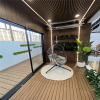Planche de terrasse en WPC écologique à fort trafic, surface lisse, résistante aux rayures, revêtement composite pour usage extérieur en centre commercial