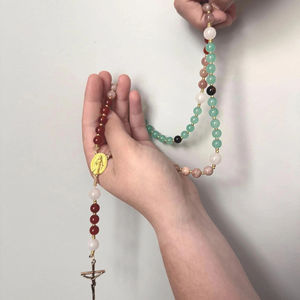 Bracelet de prière catholique fait main avec des perles, Notre-Dame de Guadalupe, avec un pendentif en forme de croix de Saint-Benoît - Product Image 1
