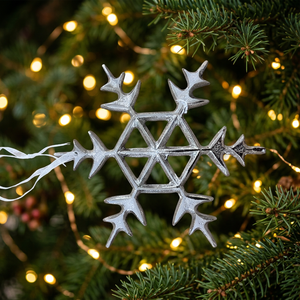 Ornement de Noël en aluminium en forme d'étoile, fait main, avec impression numérique, décoration durable pour la maison, Sonnet Decor - Product Image 1