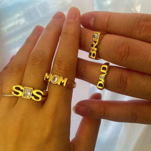 Anillos Impermeables para Mamá con Letras MOM/DAD/<span class=keywords><strong>SIS</strong></span>/<span class=keywords><strong>BRO</strong></span>, Anillo de Sello de Acero Inoxidable con Baño de Oro de 18k, Joyería de Lujo con Circonitas para Mujer - Product Image 1