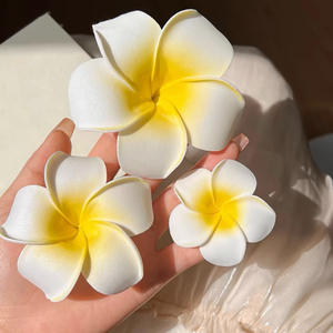 Plumeria Retro Clip decorativo para el cabello Flor dulce artificial Flequillo lateral para viajes o accesorios para el cabello junto al mar - Product Image 3