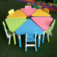 Table triangulaire en plastique pour enfants, hauteur réglable, table d'activités pour enfants, OEM ODM, vente en gros pour les écoles maternelles