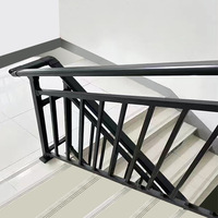 Escalier droit moderne en fer galvanisé antidérapant, fabriqué avec un matériau durable, adapté à une utilisation en intérieur dans les villas et les hôtels