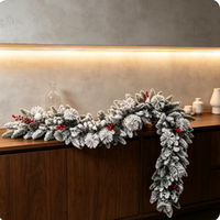 Fabrik-Großhandel Beflockte Schnee-Weihnachtsgirlande mit Roten Beeren und Tannenzapfen, Innen- und Außendekoration für Feiertage und Kamine