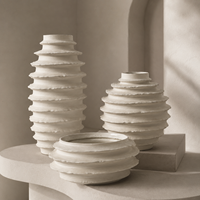 Vase en céramique blanc moderne, texture ondulée superposée, vase décoratif sculptural pour fleurs, décoration de salon, décoration de la maison