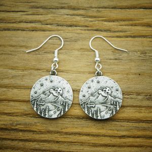 ต่างหูจี้รูปดาวบนภูเขาหิมะคืนสีดำเคลือบเคลือบที่เต็มไปด้วยเครื่องประดับพิชิตภูเขา - Product Image 1