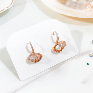 EDdoi KO-582 Pendientes de tuerca con diseño de Año Nuevo, con forma de concha de sangre de <span class=keywords><strong>Huha</strong></span>, de alta calidad, con microincrustaciones de circonita, delicados y de nicho para mujer - Product Image 1