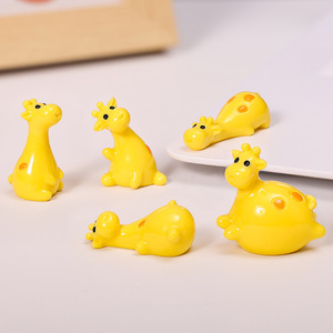 Đồ trang trí cảnh quan vi mô, mô phỏng hươu cao cổ sáng tạo, máy tính để bàn nhà gắn trên xe Nhựa Tự làm đồ trang trí thủ công đồ trang trí nhỏ - Product Image 1