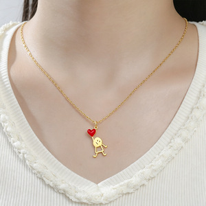 Collier avec pendentif amusant en forme de petit bonhomme mignon tenant un cœur, en acier inoxydable plaqué or, cadeau pour femmes et filles - Product Image 2