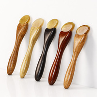 Bâton de massage facial artisanal avec pointe arrondie en corne et manche en bois de santal pour les collections de salons de beauté