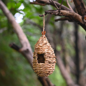 Nid d'oiseau en paille tissé à la main, taille moyenne, pour la décoration de jardin d'oiseaux - Product Image 1
