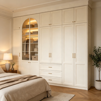 Armoire de chambre moderne personnalisée en MDF, finition chêne clair thermoformé, porte vitrée cintrée, éclairage LED, poignées en laiton, OEM ODM