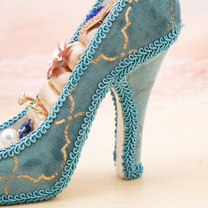 Expositor de Joyería Vintage Azul Pavo Real con Estampado Dorado y Tacón Alto, con Empaque de Lujo para Exhibición y Colecciones - Product Image 5