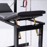 Chaise d'entraînement BDSM érotique pour fessiers, avec cadre de retenue pour écartement des jambes forcé, accessoires de liaison par chaîne, mobilier de bondage sexuel