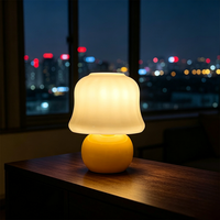 Lampe de chevet en verre crème VH Nordic, abat-jour en verre de style médiéval, alimentation par piles et prise secteur