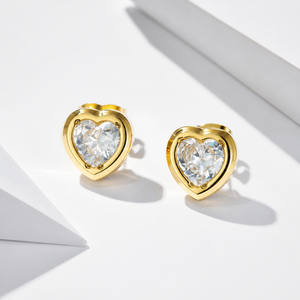 Pendientes de Corazón de Acero Inoxidable con Baño de Oro de 14K y Circonita Transparente en Forma de Corazón con Cierre de Mariposa de 11mm - Product Image 1
