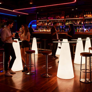 طقم أثاث للبار مع إضاءة LED، أثاث متعدد الاستخدامات للمناسبات، كرسي بار وطاولة عالية - Product Image 1