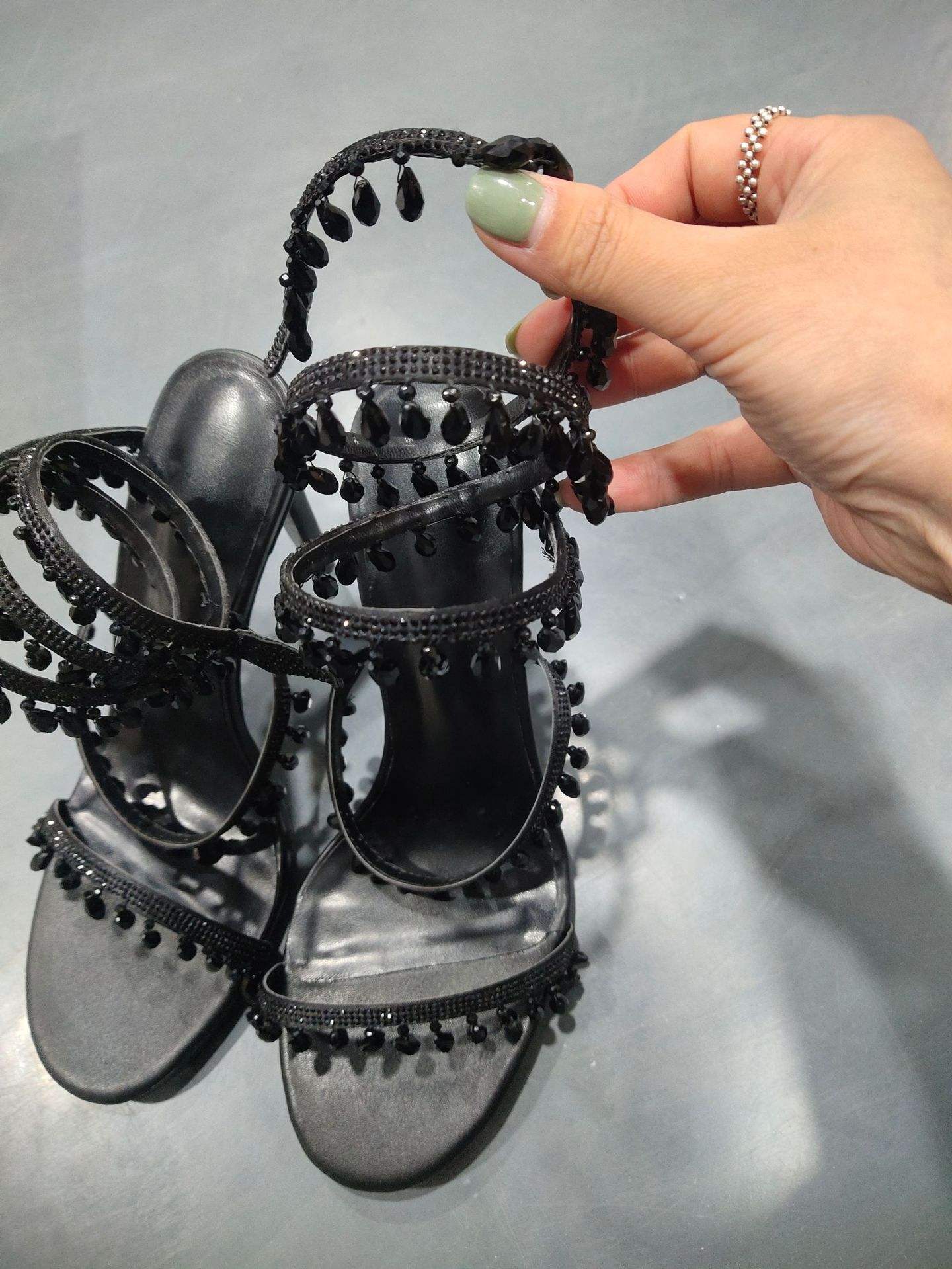 Negro, base negra de 8 cm.