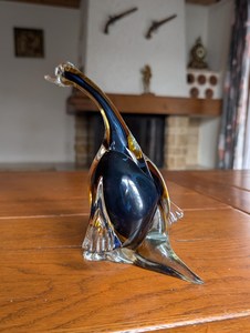 Sculpture de canard en verre Art Déco, forme irrégulière, pièce unique, décoration de table, matériau cristal, design courbé - Product Image 1