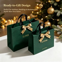 Sac cadeau en papier de luxe vert foncé avec logo personnalisé, dorure à chaud et nœud en ruban pour l'emballage de bougies