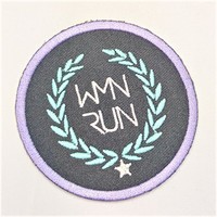 En gros, patchs brodés personnalisés à coudre ou thermocollants, avec bordure Merrow, découpe thermique, motifs bouclier, cœur, partage, lettre, logo, pour vêtements
