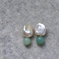 Boucles d'oreilles clous en perles baroques naturelles irrégulières faites à la main avec pierres précieuses colorées et pierres rondes en cristal naturel.