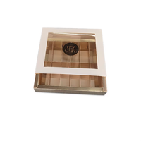 STPP a développé une boîte d'emballage de chocolat en carton truffé 350g à impression dorée de haute qualité pour boîte de chocolat 8/12/16 pièces