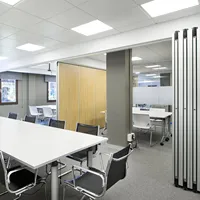 Cloisons suspendues modernes et portables en bois et aluminium pour une division facile des espaces, insonorisées et pliables, idéales pour les gymnases et les hôpitaux