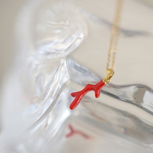 Collar de estilo europeo y americano con diseño geométrico de rama de árbol roja y efecto de goteo de aceite, estilo océano, cadena de eslabones de verano, de acero inoxidable chapado en oro. - Product Image 5