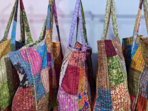 Sac à main vintage unisexe en cuir à motif seau avec fermeture ouverte en polyester Saree Patchwork pour faire du shopping épicerie pique-niques - Product Image 2