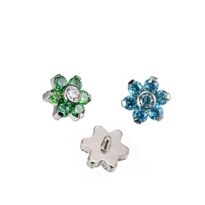 Orecchini a Perno in Titanio G23 con Fiore CZ, 16G, Filettatura Interna, per <span class=keywords><strong>Piercing</strong></span> Helix, <span class=keywords><strong>Trago</strong></span>, <span class=keywords><strong>Oro</strong></span> con Zircone, Biocompatibile - Product Image 1
