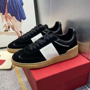 รองเท้าลำลองแบบสวมสำหรับผู้ชายและผู้หญิง ดีไซน์หรูหรา คุณภาพสูง รองเท้าผ้าใบแฟชั่น รองเท้ากีฬาสำหรับนักเรียน - Product Image 1