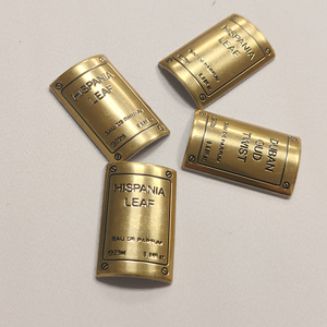 Etiquetas Curvas <span class=keywords><strong>de</strong></span> Estilo Industrial, Etiquetas <span class=keywords><strong>de</strong></span> Perfume <span class=keywords><strong>de</strong></span> Metal Cepillado con Borde Remachado, Pegatinas Personalizadas con Lámina Dorada - Product Image 1